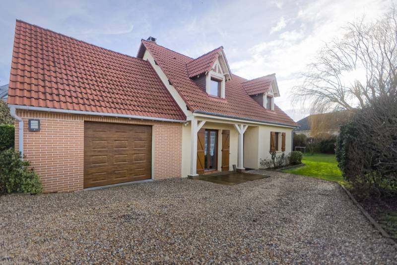 Maison située au coeur de CAUVILLE-SUR-MER édifiée sur belle parcelle de terrain arborée 1100m² (76930)